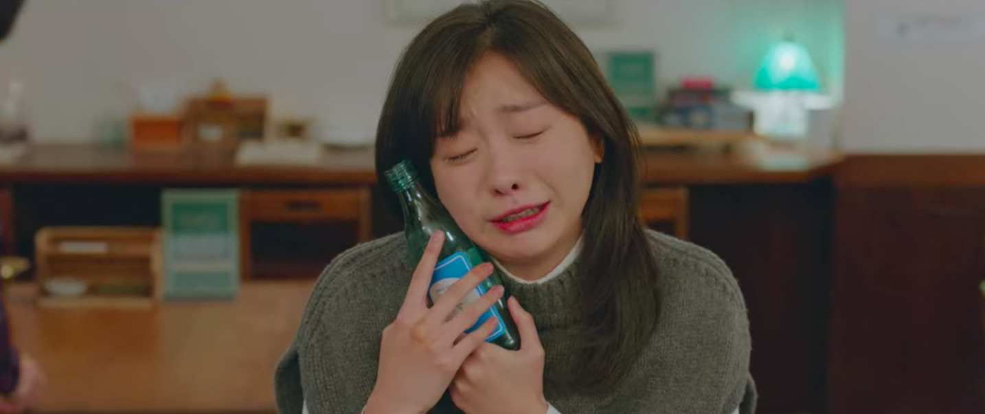 その年 私たちは など最近の韓国ドラマでよく見かける青色のボトルのお酒 ジンロイズベク 眞露 Is Back 韓国ドラマカフェ その年 私たちは など最近の韓国ドラマでよく見かける青色のボトルのお酒 ジンロイズベク 眞露 Is Back 韓国ドラマカフェ